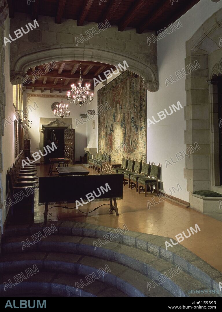 SALA GOTICA, ANTIGUA DEPENDENCIA DEL MONASTERIO QUE ENLAZA LA PORTERIA CON LA HOSPEDERIA- TAPIZ DE LA ESCUELA FLAMENCA DEL SIGLO XVII.