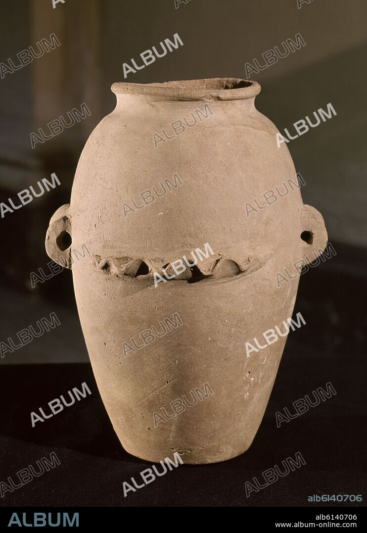 VASO DE TERRACOTA CON ORILLO ONDULADO. NAGADA II. PEFIIODO GERZIENSE 3400 A.C.