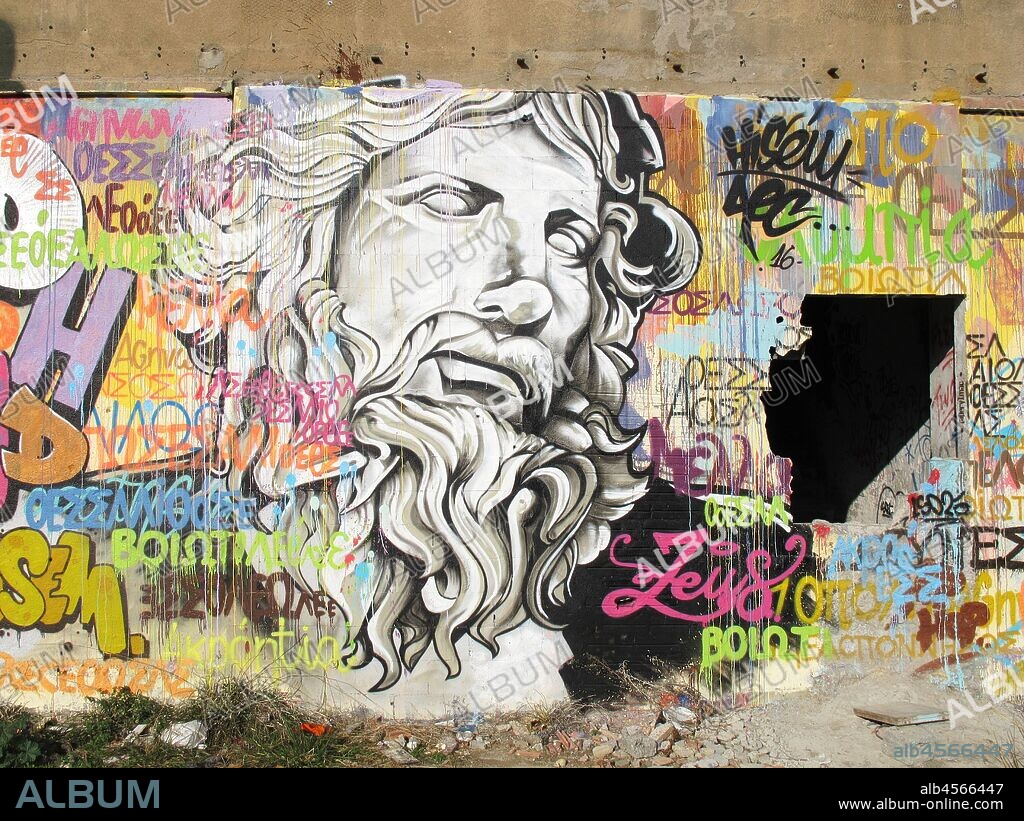 Pintura retrato del rostro de Zeus sobre pared desgastada y fondo con letras, graffiti mural, barrio Poblenou, Barcelona en 2016.