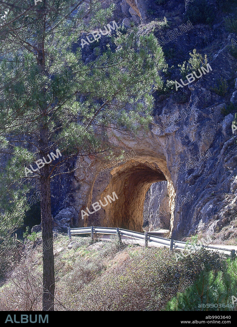 PUERTA DEL INFIERNO ENTRE LOS PUEBLOS DE CAÑAMARES Y FUERTESCUSA.