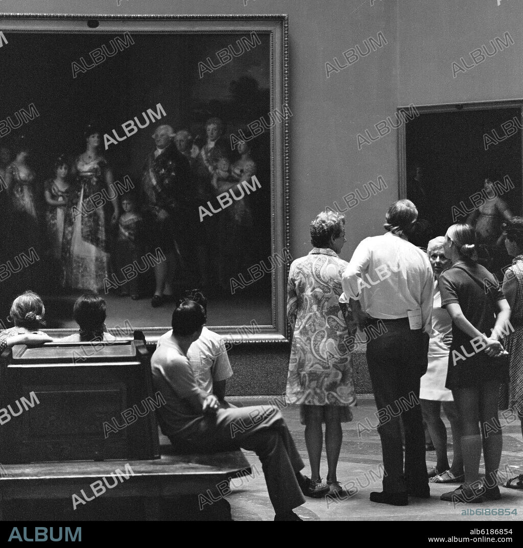 FRANCISCO GOYA Y LUCIENTES DE (1746-1828). VISITANTES FRENTE AL CUADRO DE LA FAMILIA DE CARLOS IV - FOTOGRAFIA EN BLANCO Y NEGRO - AÑOS 60.