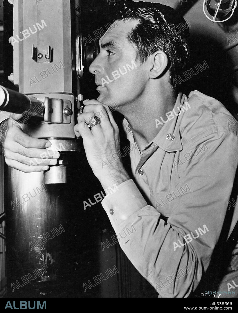 CARY GRANT en DESTINO TOKIO, 1943 (DESTINATION TOKYO), dirigida por DELMER DAVES. Copyright WARNER BROTHERS.