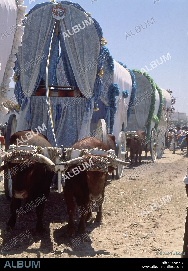 ROMERIA DEL ROCIO - CARRETAS EN PROCESION.