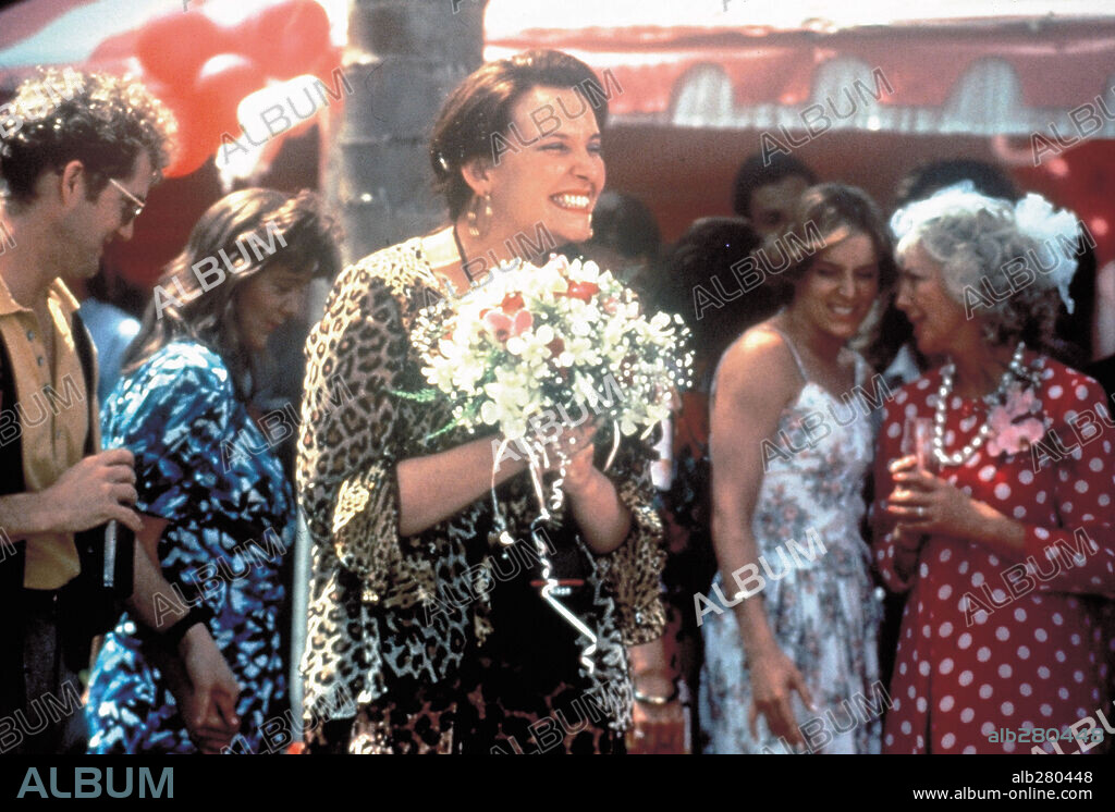 TONI COLLETTE dans MURIEL'S WEDDING, 1994, réalisé par P. J. HOGAN. Copyright MIRAMAX/FILM VISTORIA/HOUSE & MOOREHOUSE FILMS.