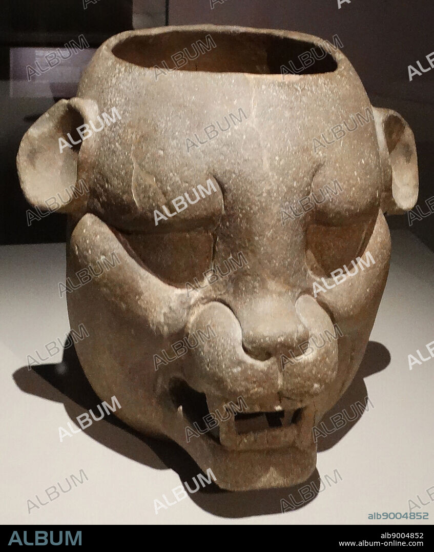 Zoomorphic Mayan pot from Tabasco, Mexico. (600-900 AD). The feline images are very frequent in the Mayan sculpture.