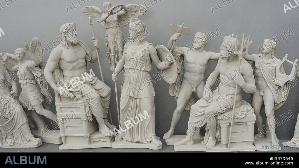 Reconstrucción del frontón oriental (este) del Partenón según el dibujo de K. Schwerzek (1904). Representación del Nacimiento de Atenea. Las figuras centrales Atenea y Zeús. Museo de la Acrópolis (Acropolis Museum). Atenas, Grecia. Museo de la Acrópolis (Acropolis Museum). Atenas, Grecia.