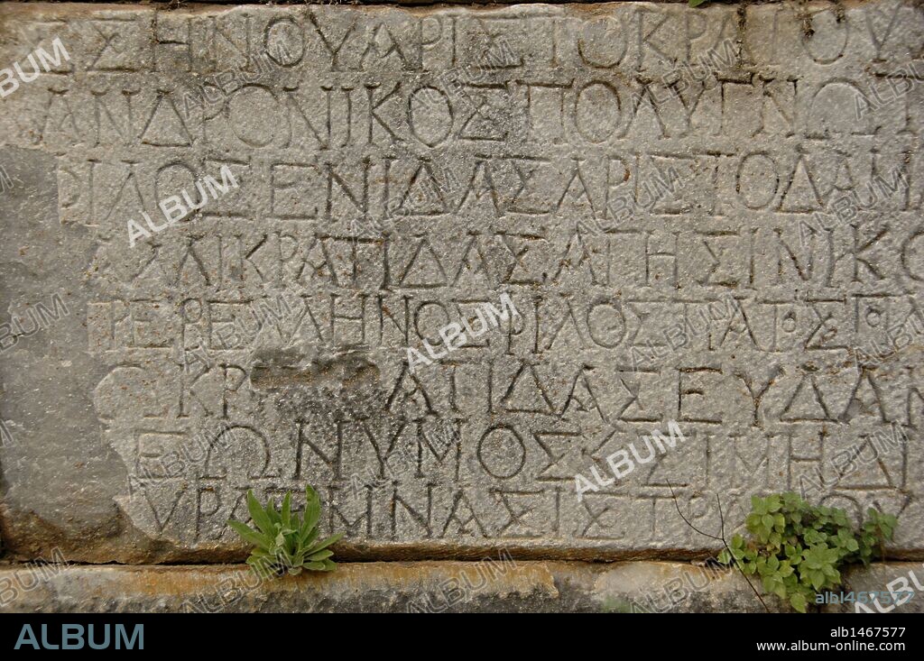 INSCRIPCION EN GRIEGO sobre piedra en las ruinas del antiguo Teatro. Esparta. Provincia de Lakonía. Región del Peloponeso.