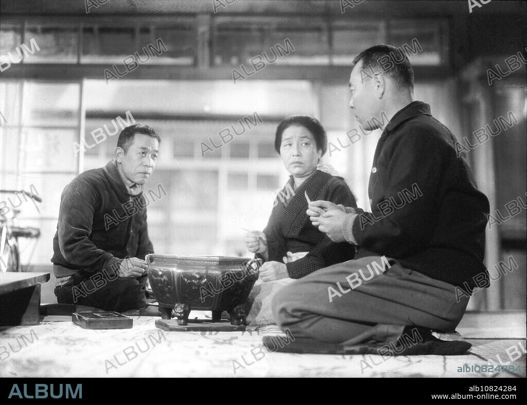CHOKO IIDA and EITARO OZAWA in RECORD OF A TENEMENT GENTLEMAN, 1947 (NAGAYA SHINSHIROKU), directed by YASUJIRO OZU. Copyright Shôchiku.