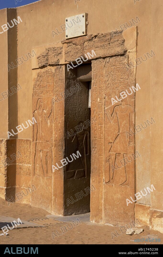 ARTE EGIPCIO. EGIPTO. IMPERIO ANTIGUO. VI DINASTIA. MASTABA DE MERERUKA. Situada en el lado norte de la Pirámide de Teti, del que Mereruka era sacerdote. Es la más grande del Imperio Antiguo. Vista de la ENTRADA A LA MASTABA. SAKKARA.