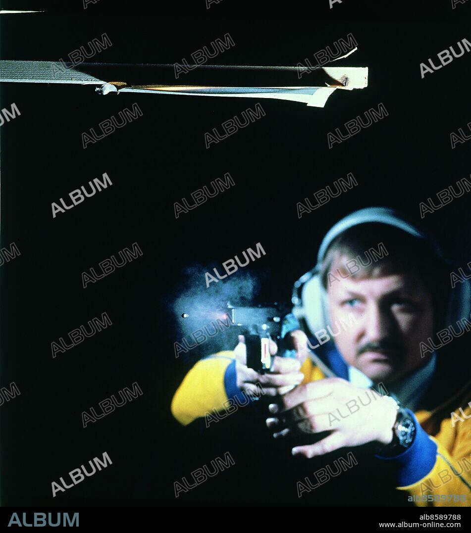 ARKIV 1972 - Pistolskytten Ragnar Skanåker fotograferad inför OS i München med specialblixtar från Försvarets forskningsanstalt. Bilden publicerad i boken "Bilder som förändrat Sverige" - en berättelse om Expressens bildjournalistik 1944-2004.. Foto: Jan Delden Kod: 10. COPYRIGHT SCANPIX SWEDEN.