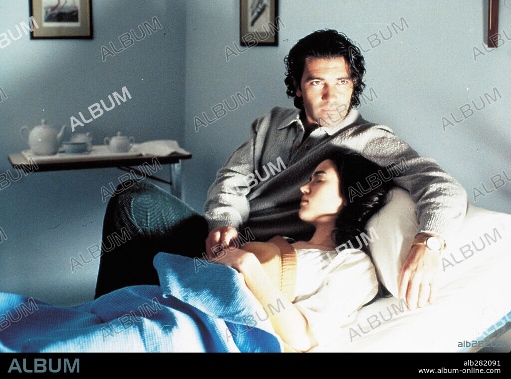 ANTONIO BANDERAS y JENNIFER CONNELLY en DE AMOR Y DE SOMBRA, 1994 (OF LOVE AND SHADOWS), dirigida por BETTY KAPLAN. Copyright WARNER BROTHERS.