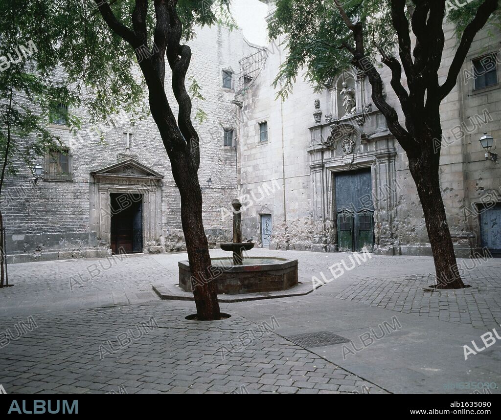 CATALUÑA. BARCELONA. Plaza de Sant Felip Neri en el barrio gótico. Destaca la iglesia barroca homónima del año 1752 y las dos mansiones renacentistas.