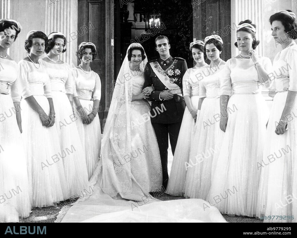 Atenas (Grecia), 14/05/1962. Boda en Atenas de los Príncipes Juan Carlos de Borbón y Sofía de Grecia. En la imagen, los novios con las damas de honor, de izquierda a derecha: Alejandra de Kent, Tatiana Radziwill, Benedicta de Dinamarca, Irene de Grecia, Doña Sofía, Don Juan Carlos, Ana María de Dinamarca, Ana de Francia, Irene de Holanda y la infanta Pilar.