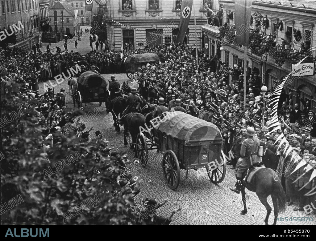 Sudetenland Welcomes The German Army.By long car columns German troops enter the Warnsdorf district amid jubilant shouts of the population. October 3, 1938. (Photo by Atlantic-Photo).