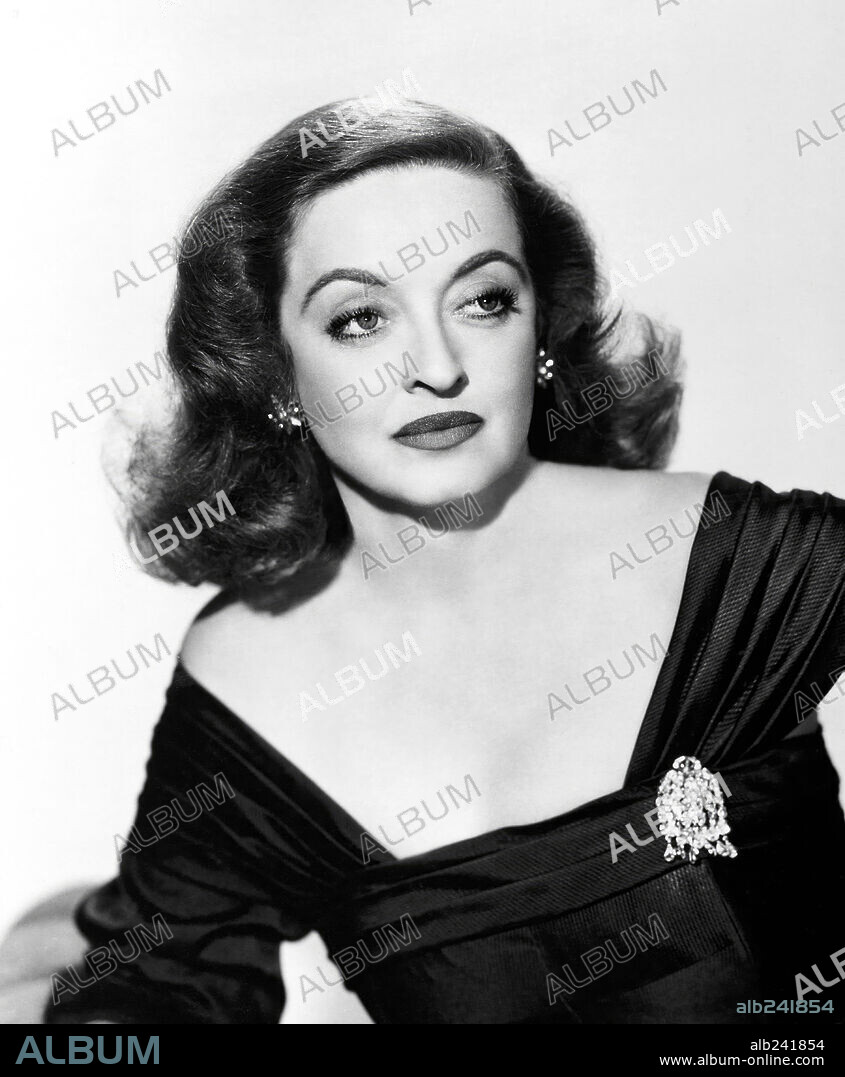BETTE DAVIS in ALL ABOUT EVE, 1950, directed by JOSEPH L. MANKIEWICZ. Copyright 20TH CENTURY FOX. Custome by Edith Head.
