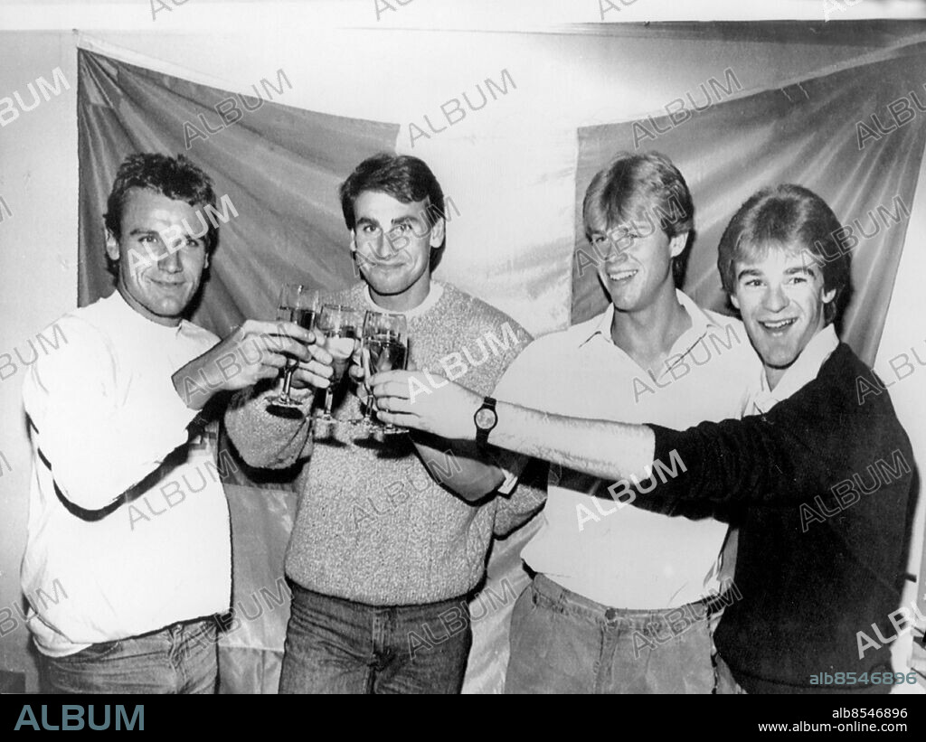 Göteborg 1984-12-18. Mats Wilander, Henrik Sundström, Stefan Edberg och Anders Järryd skålar för segern i Davis Cup-finalen mot USA . Foto: Peter Claesson / Reportagebild / TT / kod 37770.