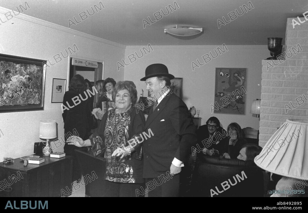 GÖTEBORG 1974-02-17.. Fest hos Mary Carlsson i Hovås - Märta Ternstedt dansar med Sven Schönberg. *** Local Caption *** Krep 1974-103 Foto: Kamerareportage / TT / Kod: 2524.