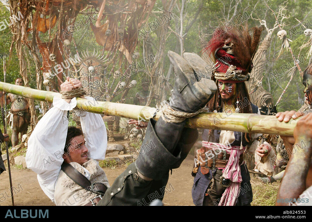 JOHNNY DEPP und ORLANDO BLOOM in PIRATES OF THE CARIBBEAN: DEAD MAN'S CHEST, 2006, unter der Regie von GORE VERBINSKI. Copyright DISNEY ENTERPRISES / MOUNTAIN, PETER.
