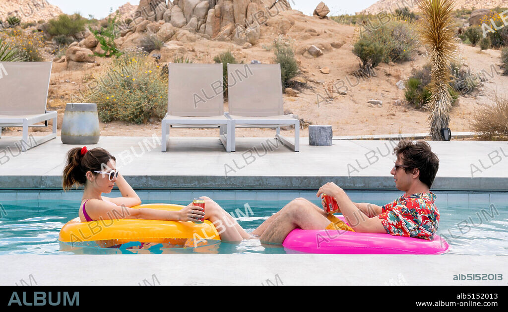 ANDY SAMBERG und CRISTIN MILIOTI in PALM SPRINGS, 2020, unter der Regie von MAX BARBAKOW. Copyright Limelight / Sun Entertainment.
