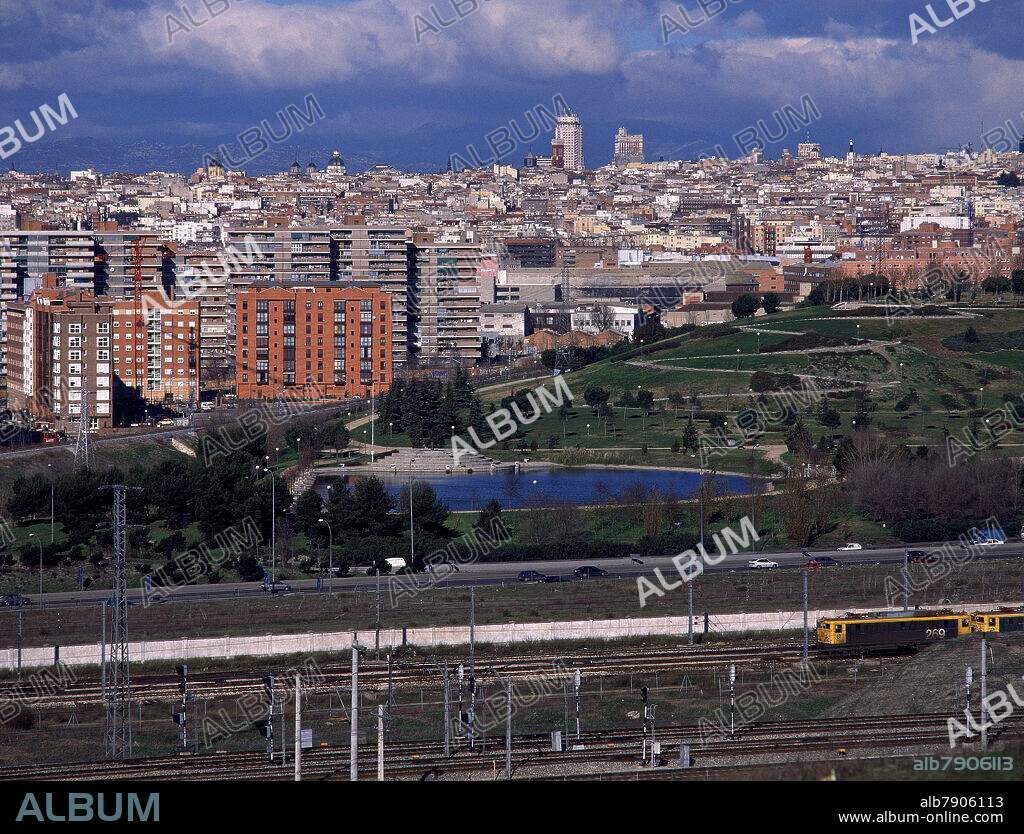 VISTA DE ENTREVIAS-TORRE DE MADRID AL FONDO-DESDE EL CERRO DE LA PLATA - FOTO AÑOS 90.