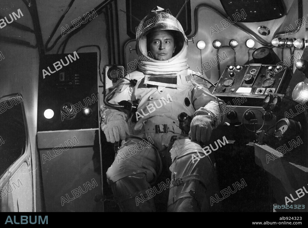 TONY LEBLANC en EL ASTRONAUTA, 1970, dirigida por JAVIER AGUIRRE. Copyright CB FILMS.