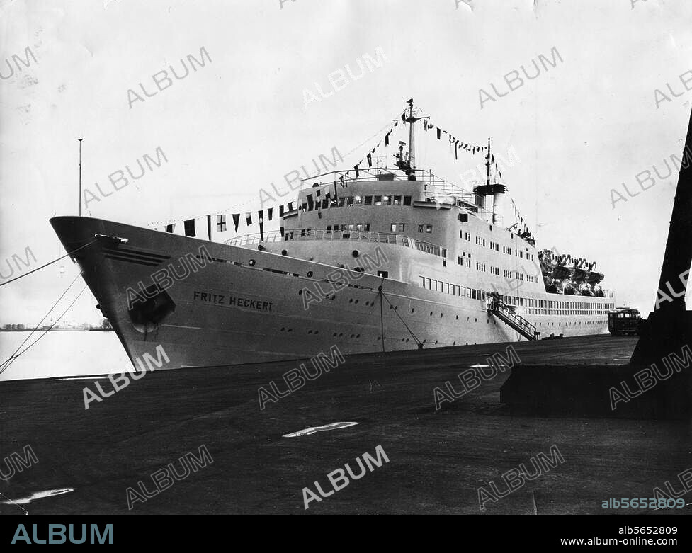 Schiffahrt:. Schiffstypen / Dampfer. FDGB-Urlauberschiff "Fritz Heckert" (am 1. Mai 1961 in Dienst gestellt) auf seiner 12tägigen Jungfernfahrt durch die Ostsee: die "Fritz Heckert" im Hafen von Leningrad. Foto.