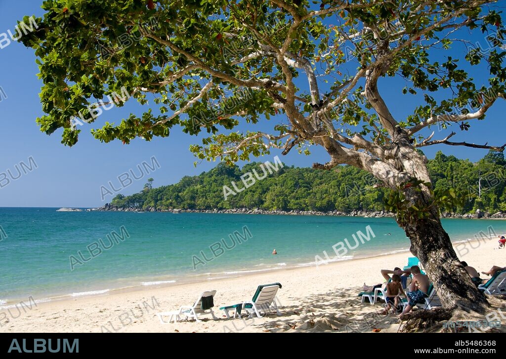 Hat Khao Lak, fringed by casuarina trees, is divided into three separate beaches, Bang Niang in the north, Nang Thong in the centre, and Sunset Beach to the south. All have resorts and bungalows, but there is no crowding and there are some fine restaurants offering fresh seafood and magnificent views of the legendary Andaman Sea sunsets.