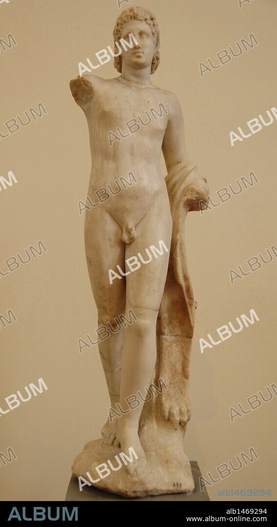 ARTE GRIEGO. GRECIA. Estatua de un SATIRO en mármol pentélico en posición de movimiento. De su brazo iquierdo cuelga una piel de pantera. Posiblemente fue un acroterión del templo de Dionisos. Hallada en Lamia y fechada en el s. III a. C. Museo Arqueológico Nacional. Atenas. Grecia.