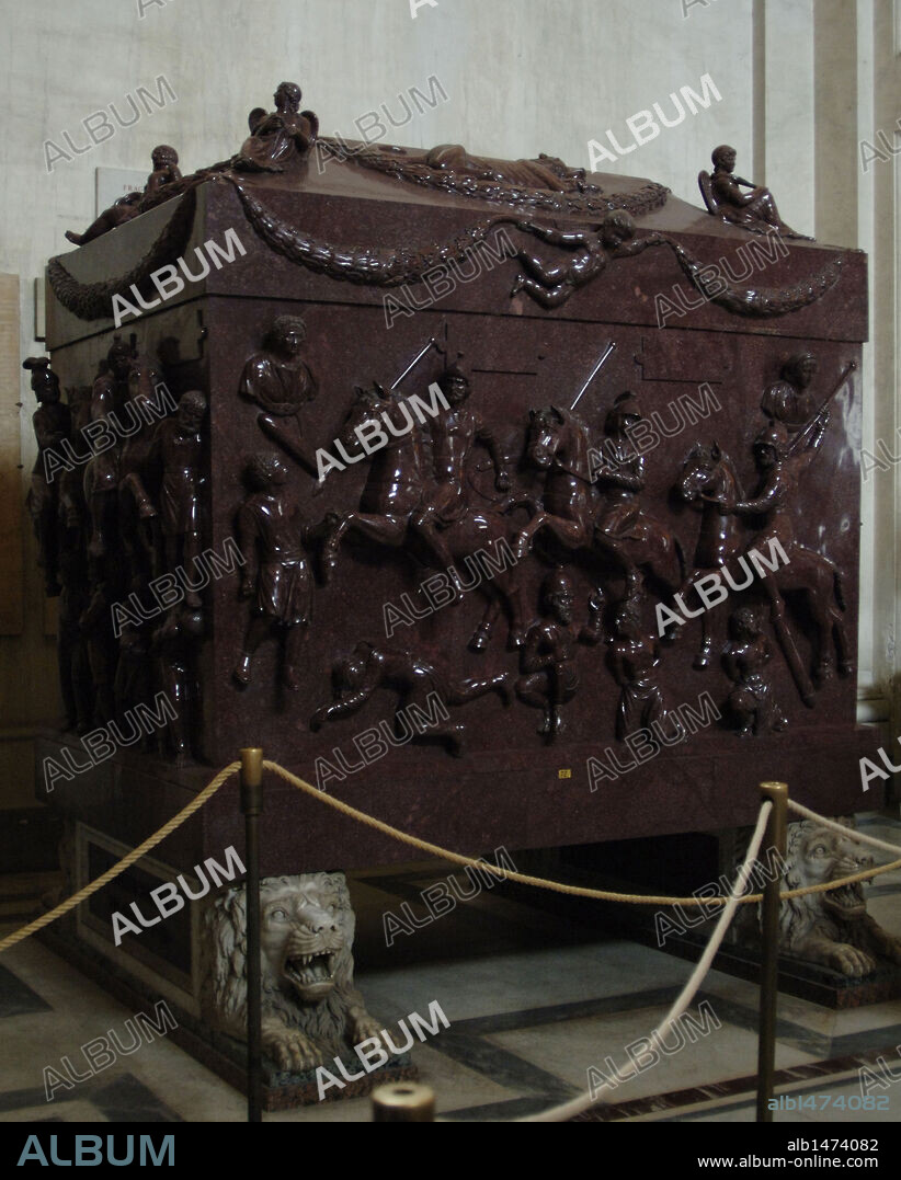 ARTE ROMANO. BAJO IMPERIO. ITALIA. SARCOFAGO DE ELENA. Atribuido a la madre del emperador Constantino I. Obra realizada en pórfido rojo. Procede del Mausoleo de Elena. Los relieves recrean una escena de la primera mitad del siglo IV. Caballeros romanos con túnica corta, yelmo y armados con lanza realizan una carga contra tropas de bárbaros en huída. Altorrelieve. Fechada en el año 320. Museo Pio Clementino. Museos Vaticanos. Ciudad del Vaticano. Europa.