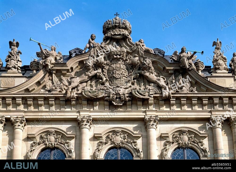 Würzburg (Unterfranken, Bayern), Fürstbischöfliche Residenz. (1720 begonnen; Arch.: Balthasar Neumann unter Mitarbeit von M. v. Welsch u. L. v. Hildebrandt). Außenansicht: Giebel des Mittelrisalits mit fürstbischöflichem Wappen (Skulpturen von Wolfgang Auweras). Foto.