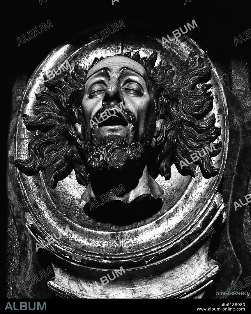 ALONSO BERRUGUETE (1488-1561). TALLA DEL SIGLO XVI REPRESENTANDO LA CABEZA DEGOLLADA DE SAN JUAN BAUTISTA - FOTOGRAFIA EN BLANCO Y NEGRO - AÑOS 50.