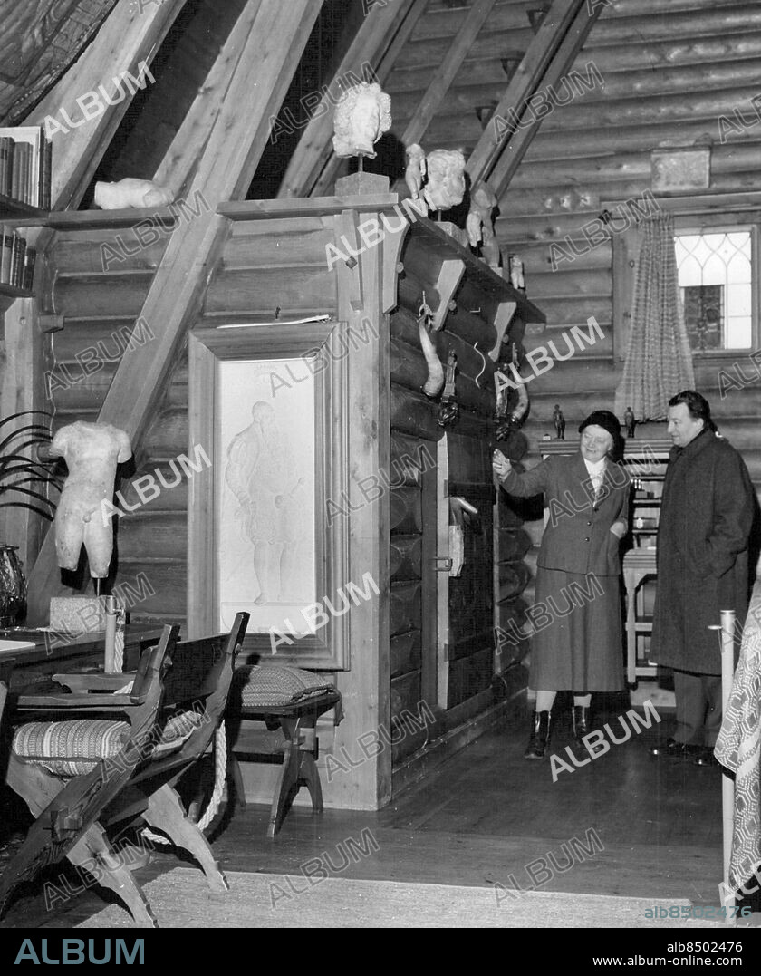 Mora 1960-01-04. Zorngården i Mora där konstnären Anders Zorn bodde med sin hustrun Emma. Professor Gerda Boëthius, tidigare intendent i många år för Zornsamlingarna och den nuvarande intendenten docent Erik Forssman, i Zornhemmets stora rum. Foto: Gunnar Lantz / SvD / TT / kod 12014.
