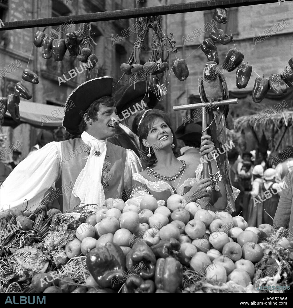 CLAUDIA CARDINALE et JEAN-PAUL BELMONDO dans CARTOUCHE, 1962, réalisé par PHILIPPE DE BROCA. Copyright LES FILMS ARIANE/FILMSONOR/VIDES.