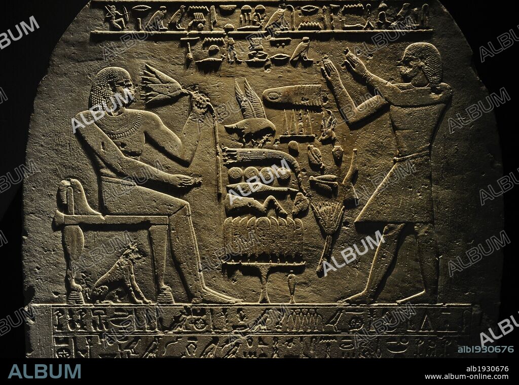 ARTE EGIPCIO. EGIPTO. Estela del general Intef (Antef). Fechada hacia el 2050 a. C. Imperio Medio. XI Dinastía. El difunto aparece representado sentado ante la mesa de ofrendas (alimentos). Detalle. Museo Carlsberg Glyptotek. Copenhague. Dinamarca. Norte Europa.