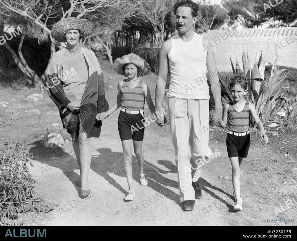 Orig. bildtext... SUNBURNT SOCIALISTS SOJOURN HAPPILY AT CAP D'ANTIBES. Sir Oswald Moseley and his charming wife Lady Cynthia, both well-known Socialists and Members of Parliament, are sojourning with their children, Vivien and Nicholas at Cap d'Antibes, on the French Riviera. Sir Oswald represents Smethwick whilst his wife stands for Stoke-on-Trent. Photo shows: Lady Cynthia Mosley, M.P., her daughter Vivien, (both wearing large floppy hats) Sir Oswald Mosley, M.P. and his son Nicholas, just off to the Plage for a dip, looking the picture of health. Anm. O Mosley, 1896-1980, brittisk politiker, fascistledare. Invald 1918 i underhuset för det konservativa partiet, övergick 1924 till Labour. Bildade 1932 det antisemitiska partiet British Union of Fascists, vilket förbjöds 1940. Efter kriget ledare för den fascistiska organisationen Union Movement. Hand i hand Pipor Stråhattar Halmhattar Solhattar Syskon CD132 persons: Oswald Mosely ;Cynthia Mosley ;Vivien Mosley ;Nicholas Mosley sites: STORBRITANNIEN* ;FRANKRIKE ;ANTIBES.