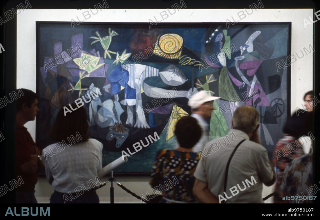 PABLO PICASSO. Sevilla, abril de 1992. Exposición Universal de Sevilla 1992. En la imagen, el Pabellón de España con la cuadro de Picasso, «Pesca nocturna en Antibes».