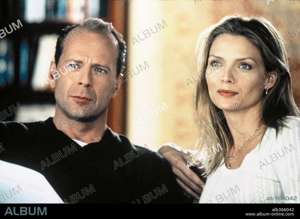 BRUCE WILLIS and MICHELLE PFEIFFER in THE STORY OF US, 1999, directed by ROB REINER. Copyright CASTLE ROCK ENTERTAINMENT.