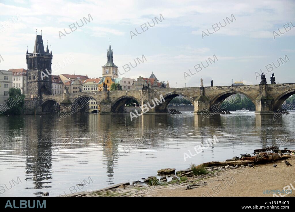 REPUBLICA CHECA. PRAGA (PRAHA). Vista del PUENTE DE CARLOS IV, dirección CIUDAD VIEJA (Stare Mesto). En primer término el río Moldava. Centro Europa.