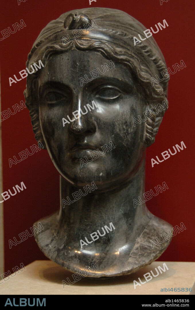 SAFO (h.612-h.570 a.C.). Poetisa griega, una de las más ilustres celebridades en la poesía lírica antigua. BUSTO DE SAFO en basalto negro. Copia de los siglos XVI-XVIII de un original griego. Palacio Massimo. Museo Nacional Romano. Roma. Italia.