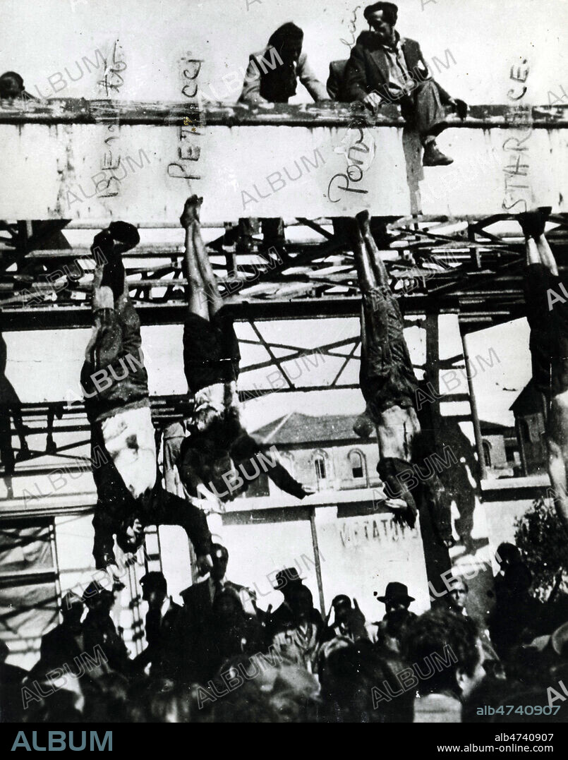 Pendaison par les pieds de Benito MUSSOLINI (1883-1945), Claritta PETACCI (1912-1945), Alessandro PAVOLINI (1903-1945) et de Achille STARACE (1889-1945) sur la place Loreto a Milan apres leur execution. Photographie anonyme de 1945. Credit : Collection NBL/KHARBINE-TAPABOR.