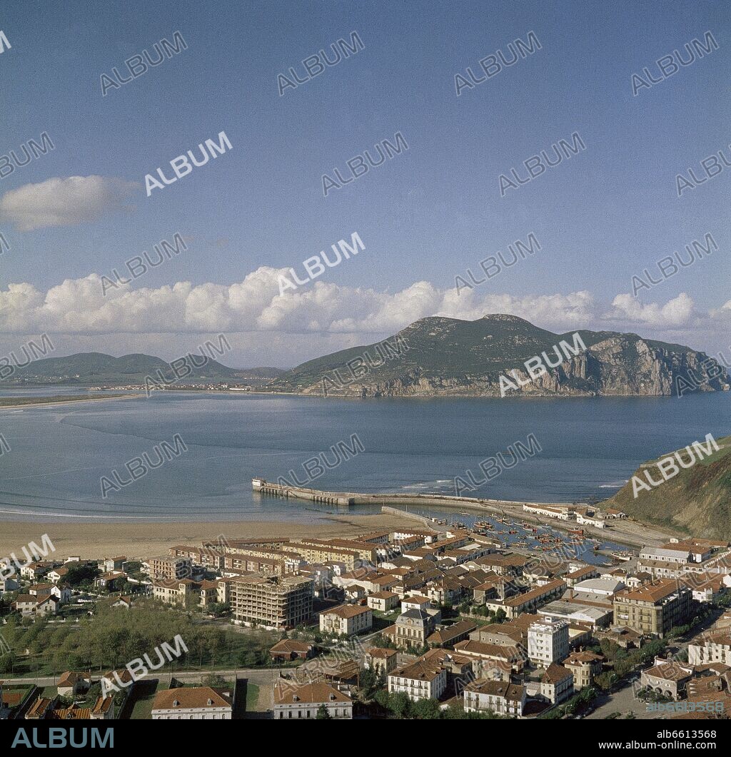 VISTA AEREA DE LAREDO CON EL MONTE BUCIERO Y SANTOÑA AL FONDO - FOTO AÑOS 60.