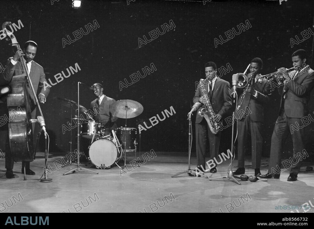 GÖTEBORG 1962.. Sveriges Television - jazz. Art Blakey and his Jazz Messengers spelar in i Göteborg i den gamla studion i Albert Hall - Freddie Hubbard (tp), Wayne Shorter (ts), Curtis Fuller (tb), Cedar Walton (p), Jimmie Merritt (b) och Art Blakey (dr). *** Local Caption *** Låda Krep 2013-09 Foto: Kamerareportage / TT / Kod: 2524.