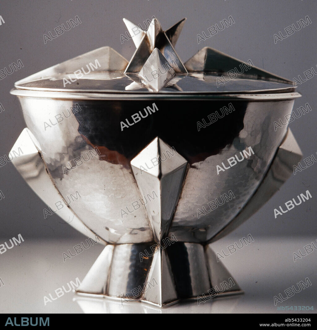 RAMON SUNYER CLARA. Copa de plata, obra de Ramon Sunyer Clarà, 1920. Colección privada.