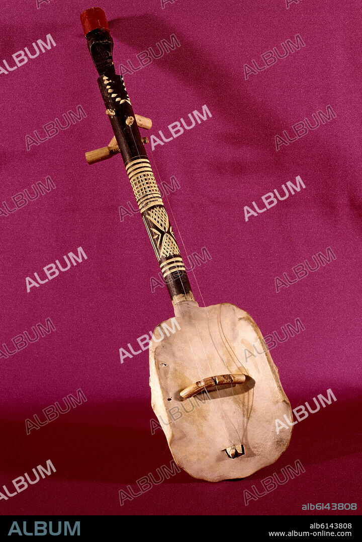INSTRUMENTO MUSICAL ARABE-GEMBRI.