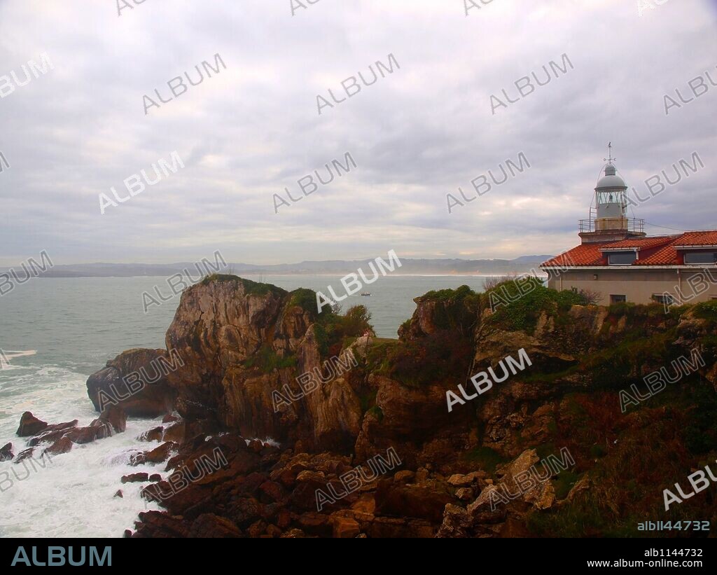 Faro de la Cerda, construido en el siglo XIX; península de la Magdalena, Santander.