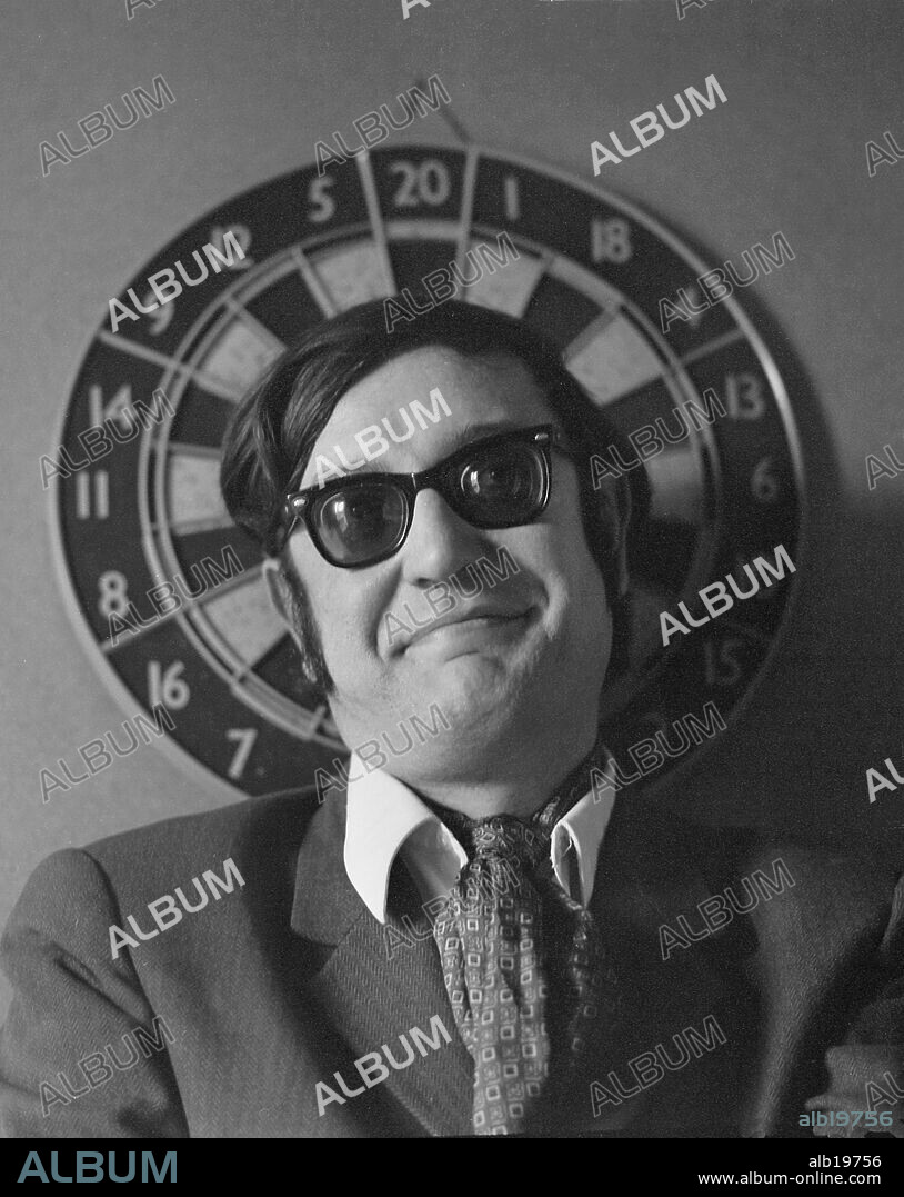 El poeta y traductor español, Antonio Martínez Sarrión, retratado en su casa de Madrid el año 1970.