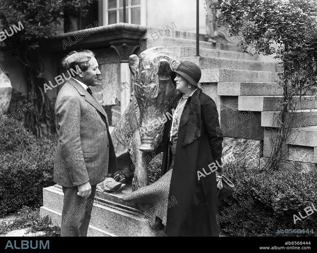 LIDINGÖ 1930-01-01. Skulptören Carl Milles med hustrun Olga vid en skulptur på Millesgården . Foto: TT Historical / Kod 1902.