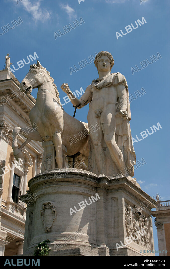 DIOSCUROS. Tindáridas CASTOR Y POLUX, gemelos solares hijos de Zeus. Estatua colosal con la representación de uno de los DIOSCUROS como domador de caballos. Balaustrada de la escalinata de la "Cordonata" de la PLAZA CAPITOLIO (PIAZZA DEL CAMPIDOGLIO). Roma. Italia.