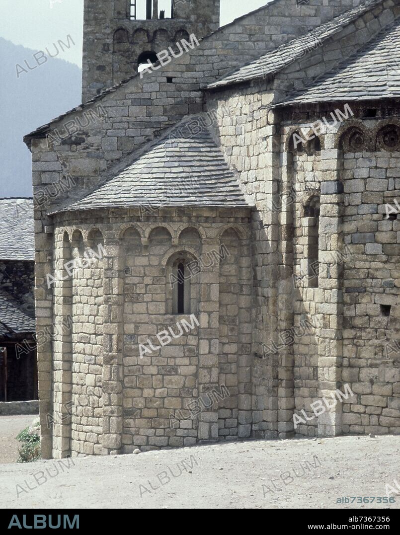 ABSIDE DE LA IGLESIA DE SANTA MARIA DE TAULL - SIGLO XII - ROMANICO CATALAN DE INFLUENCIA LOMBARDA.