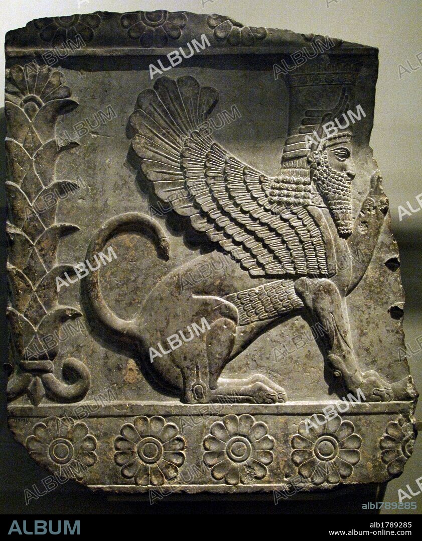 ARTE PERSA. PERSEPOLIS. S. IV a. C. Losa con relieve de una ESFINGE ALADA fechada entre 358-338 a. C. Originariamente formaba parte de la fachada del Palacio G, erigido por el rey Atajerjes III pero posteriormente pasó a formar parte de la fachada del Palacio H. Irán. Museo Británico. Londres. Inglaterra. Reino Unido.